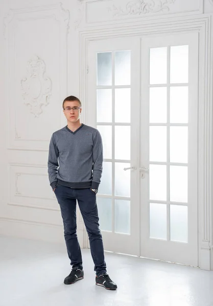 Jeune Homme Avec Des Lunettes Dans Intérieur Léger — Photo