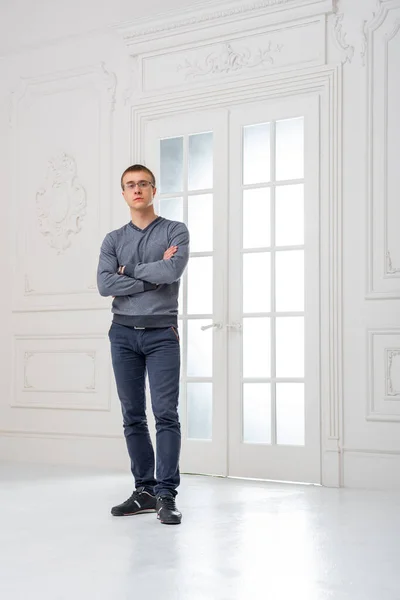 Jeune Homme Avec Des Lunettes Dans Intérieur Léger — Photo