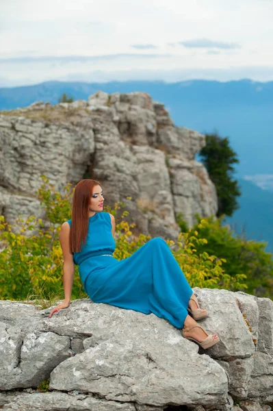 Piękna Kobieta Sukience Kamieniach Latem — Zdjęcie stockowe