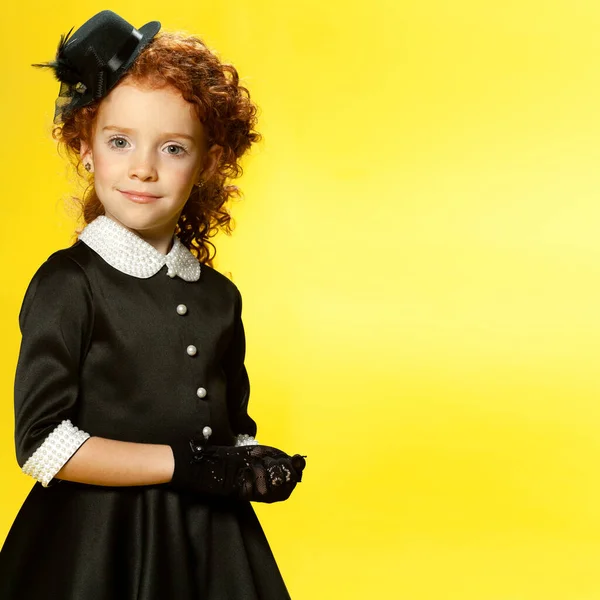 Menina Vestido Pequeno Chapéu Fundo Amarelo — Fotografia de Stock