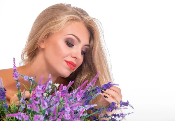 Schöne Junge Frau Und Blumen Auf Weißem Hintergrund — Stockfoto