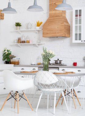 Mutfaktaki masa. İçi çiçeklerle dolu..