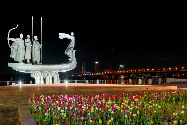 Pomnik Założycieli Kijowa Tulipanami Nocy — Zdjęcie stockowe