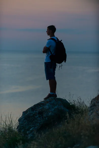 Jonge jongen bij zonsondergang — Stockfoto