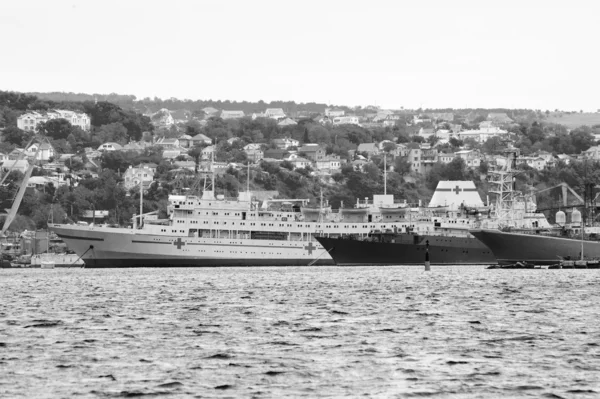 Военные корабли Севастополя . — стоковое фото