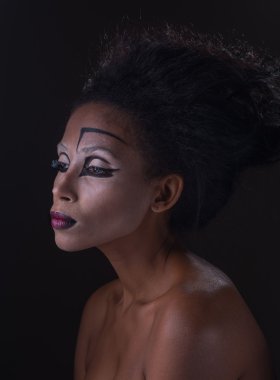 Afrikalı-Amerikalı kadın makyaj