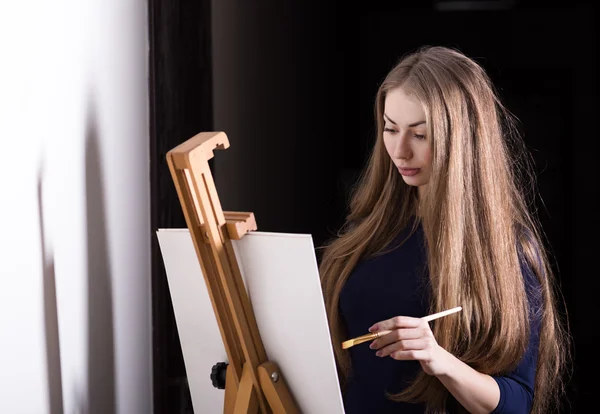 Woman and easel — Stock Photo, Image