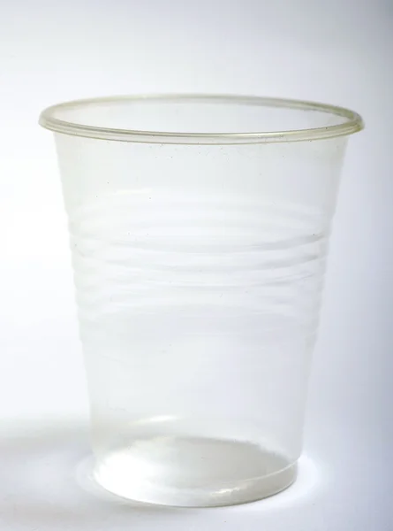 Kunststoffglas auf hellem Hintergrund — Stockfoto