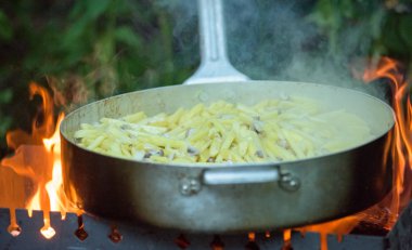 yanan bir tavada kızarmış patates