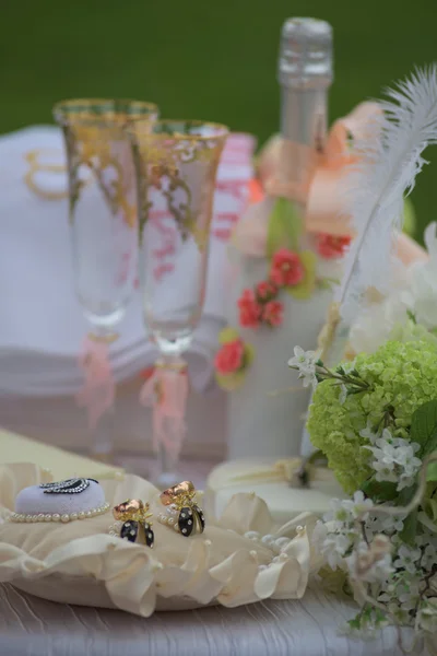 Wedding rings made of gold on a nicely decorated table — Stock Photo, Image