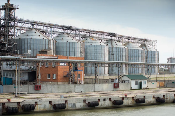 Larger feed industry by the sea, where it is processed grains — Stock Photo, Image
