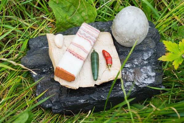 Натюрморт з каменем у природі. Яйця, бекон, хліб, перець, гарбуз — стокове фото