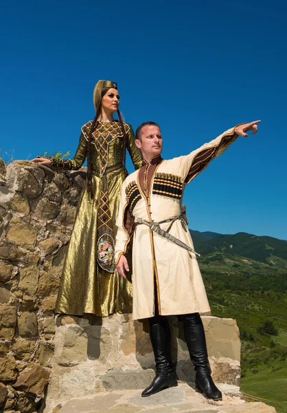 Hombre y mujer en traje nacional de Georgia — Foto de Stock