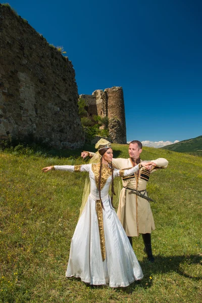 Homme et femme en tenue nationale de Géorgie — Photo