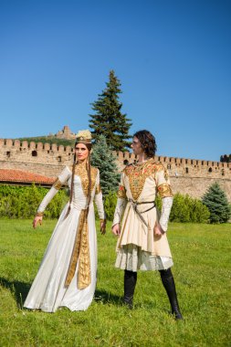 Erkek ve kadın Gürcistan Ulusal elbiseli