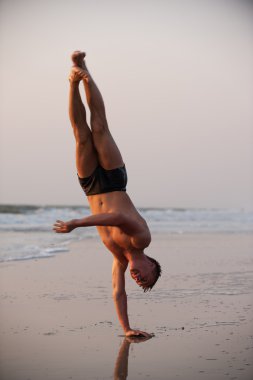 Acrobat sahilde
