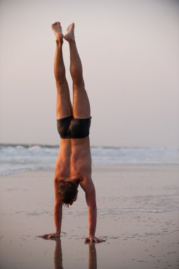 Acrobat sahilde