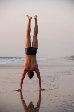 Acrobat sahilde