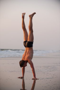 Acrobat sahilde