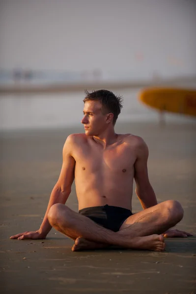 Un uomo sulla spiaggia — Foto Stock