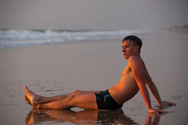 Een man op het strand — Stockfoto