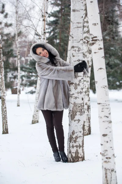 Menina na floresta — Fotografia de Stock