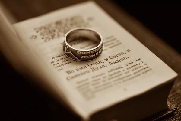 Religious book and ring — Stock Photo, Image