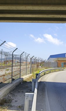 Bir demiryolu fabrikalarda tel çit