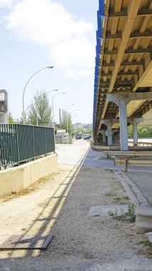 Bir köprü endüstri alanında destek sütunları