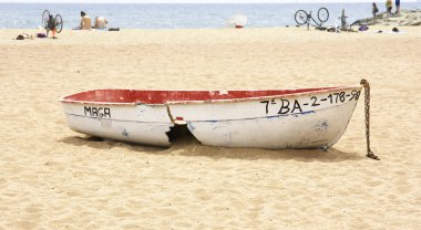 Sant Adria del Besos sahilde kum üzerinde mahsur tekne; Barcelona, Catalunya, İspanya