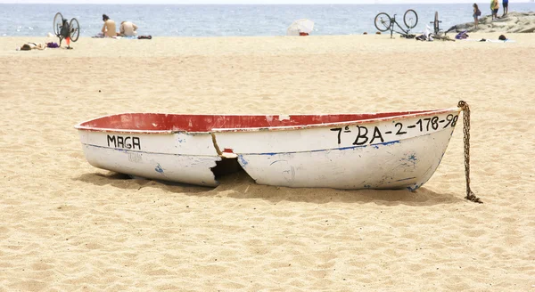 Boat stranded on the sand on the beach of Sant Adria del Besos; Barcelona, Catalunya, Spain — Stock Photo, Image