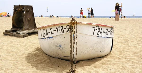 Boote stranden im Sand am Strand — Stockfoto