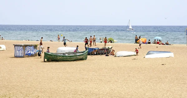 Barcos encalhados na areia na praia — Fotografia de Stock