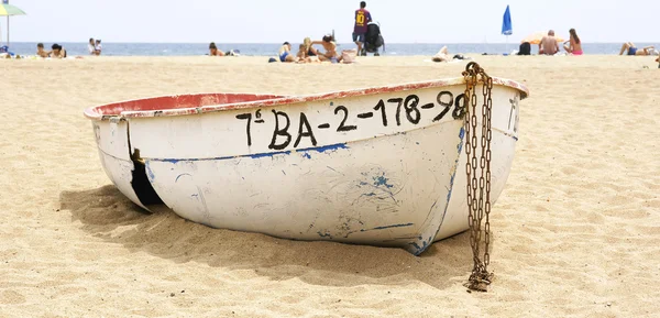Boats stranded on the sand on the beach — Stock Photo, Image