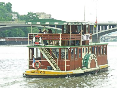 Turist tekne yolculuğu Vltava Nehri üzerinde