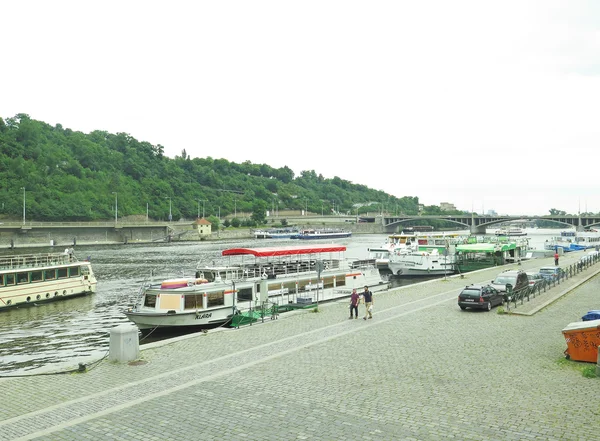 作为它的伏尔塔瓦河河穿过布拉格 — 图库照片