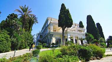 Korfu 'daki İmparatoriçe Sissi Sarayı, 12: 15. ; 22 de Julio de 2016; İyon Denizi, Yunanistan, Avrupa