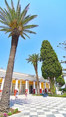 Korfu 'daki İmparatoriçe Sissi Sarayı, 12: 15. ; 22 de Julio de 2016; İyon Denizi, Yunanistan, Avrupa