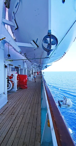 Zona Recreo Cubierta Transatlántico Crucero Verano Por Mediterráneo Europa — Foto de Stock