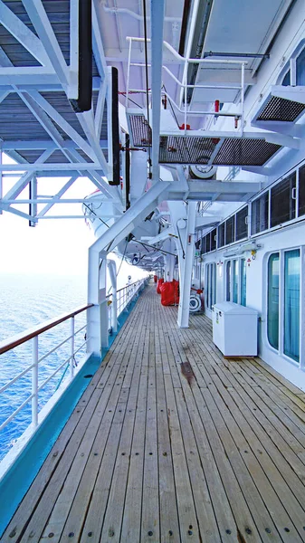 Erholungsgebiet Auf Dem Deck Eines Ozeanschiffes Auf Einer Sommerkreuzfahrt Auf — Stockfoto