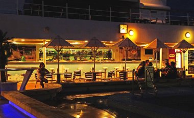 Gece gezisinin güvertesinde bir bar.