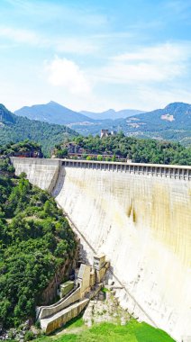 La Baells rezervuarı Cercs, Barcelona 'da, 12: 40' da. ; 16 de Junio de 2016; Katalunya, İspanya, Avrupa