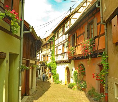 Eguisheim, Alsace bölgesinde Yukarı Ren Bölgesi 'nde 14: 45' te. ; 17 de Junio de 2017; Fransa, Avrupa