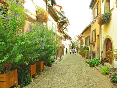Eguisheim, Alsace bölgesinde Yukarı Ren Bölgesi 'nde 14: 45' te. ; 17 de Junio de 2017; Fransa, Avrupa