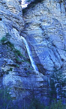 Huesca ilindeki Broto 'da Sorrosal Şelalesi; 16 Mayıs 2017; Aragon, İspanya, Avrupa