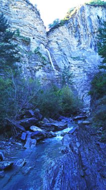 Huesca ilindeki Broto 'da Sorrosal Şelalesi; 16 Mayıs 2017; Aragon, İspanya, Avrupa