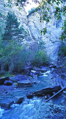 Huesca ilindeki Broto 'da Sorrosal Şelalesi; 16 Mayıs 2017; Aragon, İspanya, Avrupa