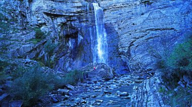 Huesca ilindeki Broto 'da Sorrosal Şelalesi; 16 Mayıs 2017; Aragon, İspanya, Avrupa