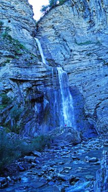 Huesca ilindeki Broto 'da Sorrosal Şelalesi; 16 Mayıs 2017; Aragon, İspanya, Avrupa