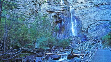 Huesca ilindeki Broto 'da Sorrosal Şelalesi; 16 Mayıs 2017; Aragon, İspanya, Avrupa